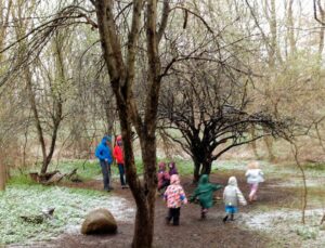 Coddington Road Community Center Families visit the Bear Room's outdoor classroom. 